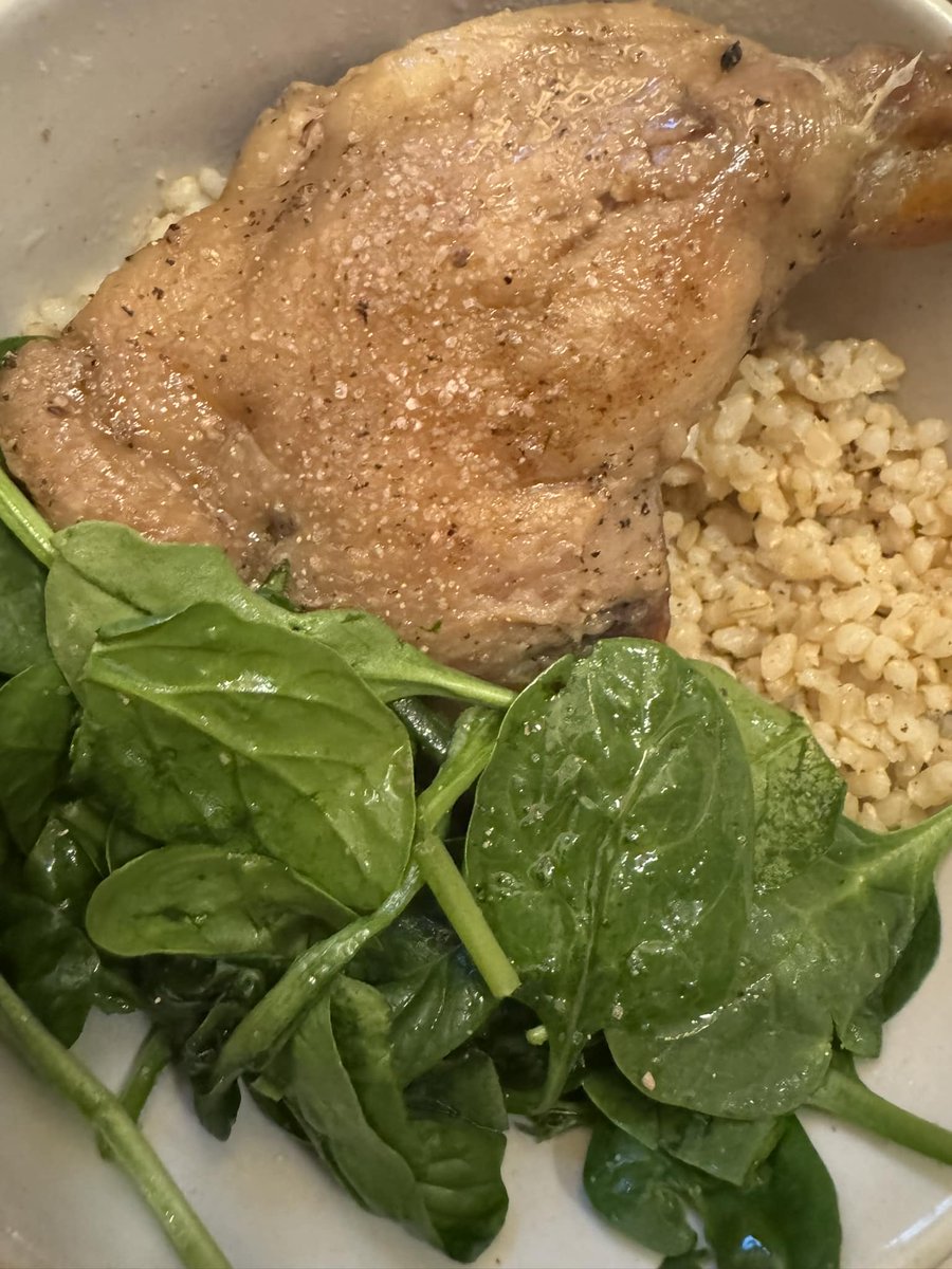paulinepark's tweet image. I heated up the duck leg that I found at the green market in Union Square; I've had duck in restaurants many times but never had it at home; I didn't realize it until just now, but I'm eating duck on the anniversary of Daffy Duck's début~! #Ente #anka #canard #anatra #오리 #鸭