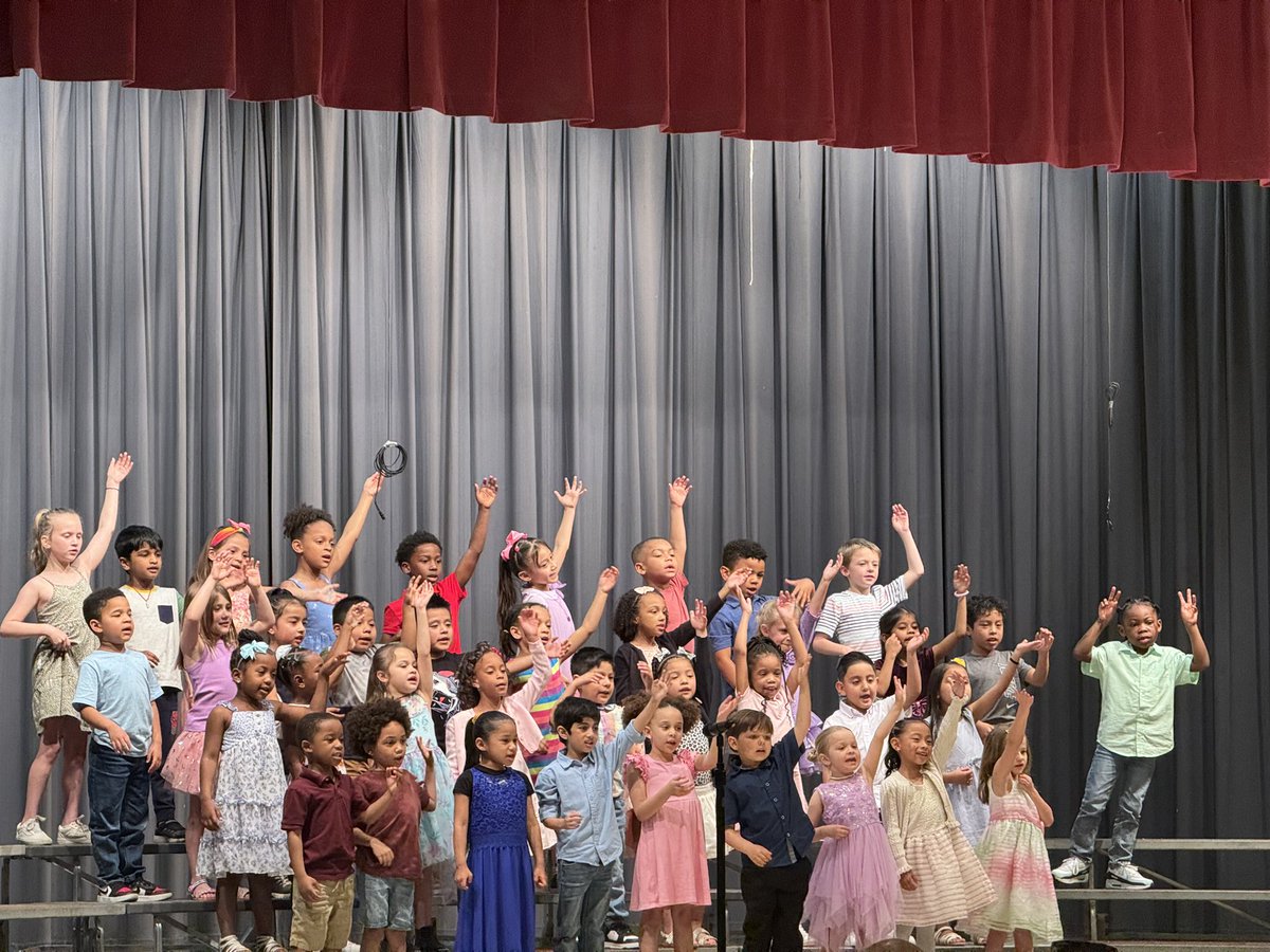LadyVikeLaDora's tweet photo. Springdale Kindergarten students sang their little hearts tonight in front of a packed auditorium! “Do you want to do a million silly things? Do you want to have a very happy day?” I do! Thanks Ms. McGee! #AAGV, @tdwest2016 @lisa10barge https://t.co/ckXDHn0ywy