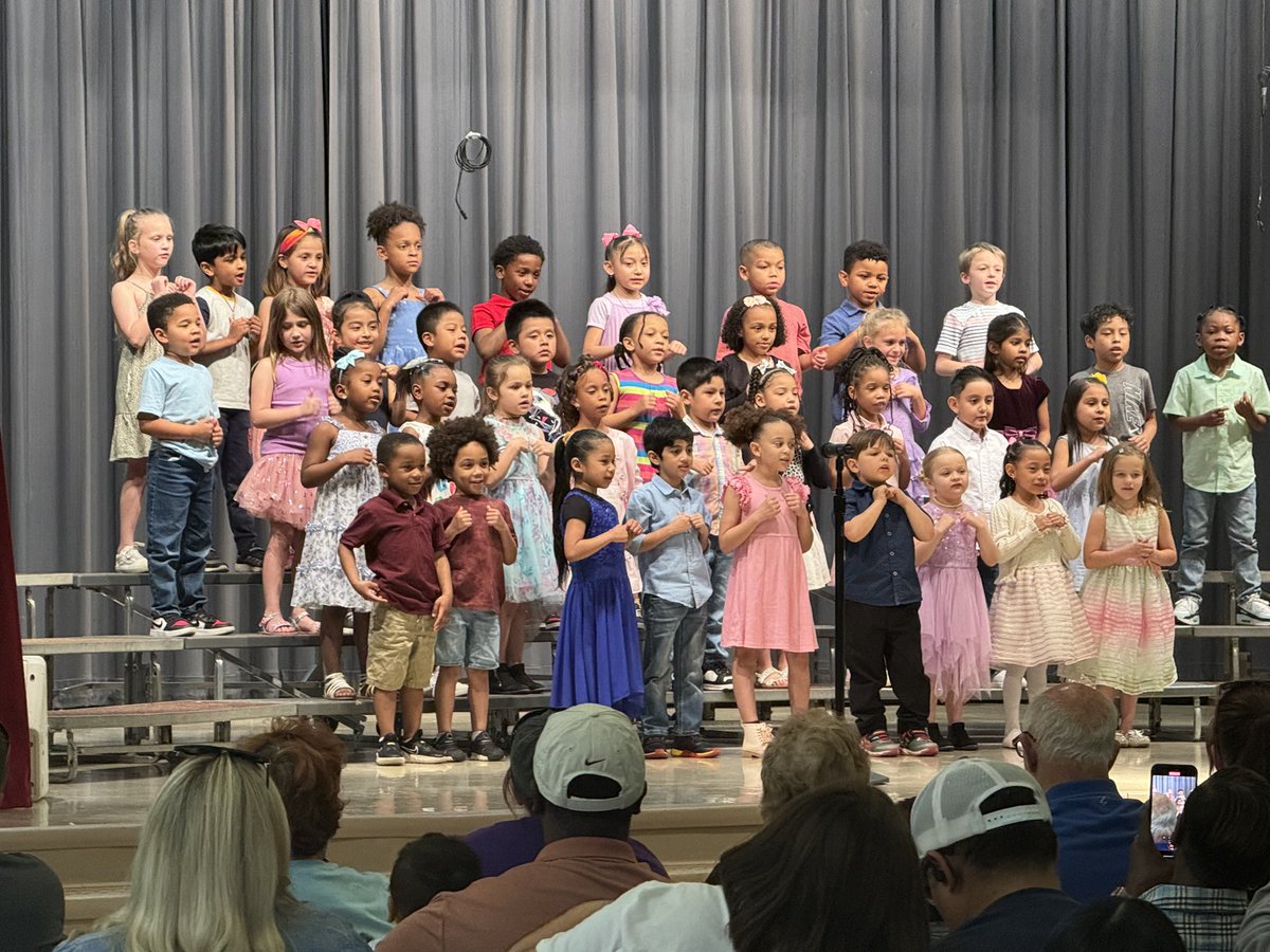 LadyVikeLaDora's tweet photo. Springdale Kindergarten students sang their little hearts tonight in front of a packed auditorium! “Do you want to do a million silly things? Do you want to have a very happy day?” I do! Thanks Ms. McGee! #AAGV, @tdwest2016 @lisa10barge https://t.co/ckXDHn0ywy