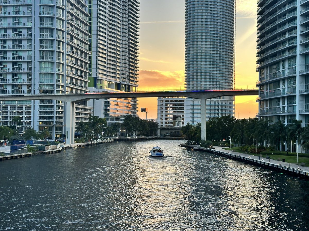 Your #Miami Thursday sunset 🛥️