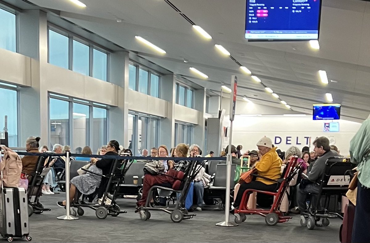 heathholmes's tweet image. It amazes me how many people need assistance getting on a plane but miraculously get healed and don't need assistance getting off the plane! @Delta #flyingproblems