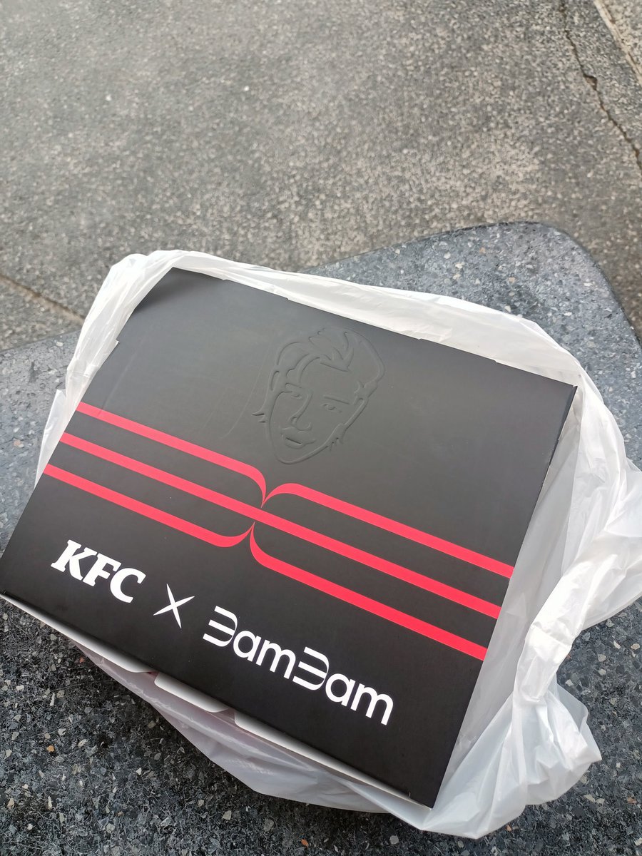 iiizzzyyyyyyyy's tweet photo. เชี่ยยย KFC ที่แบมแบมจะเป็นพซตคือเอาหนวดลุงผู้พันกับหน้าแบมมารวมกันปั๊มเป็นลายนูนนน! เจ๋งสัสสส //แล้วกล่องโคตรเท่ ทำถึงมากก อยากเก็บกล่องงง😭😭 https://t.co/NK94lz1oOu