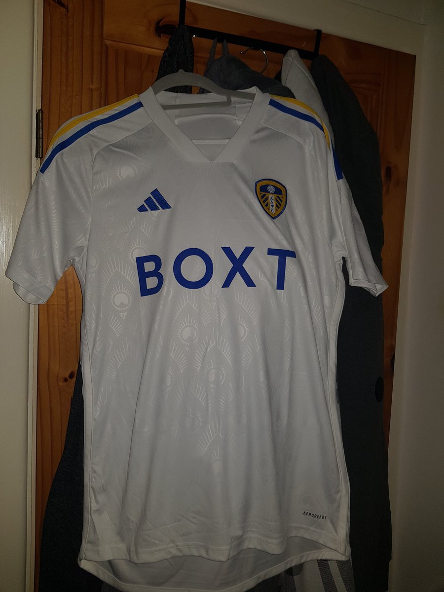 Iaurennralph's tweet photo. The only leeds top I will ever buy and ever wear.. this one is for you tinker💛💙 the biggest leeds fan I've ever met but my best mate. Friday 19th april we lay you to rest and what an absolute legend you was love and miss you always💛💙 my heart is broken💔💔 https://t.co/XVV2TzWnCR