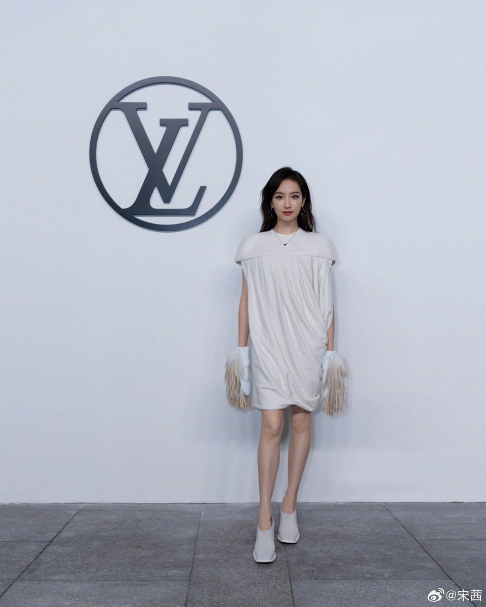 songqianarchive's tweet photo. 🗓️ 240418 - #SongQian weibo update 

“Artistic whimsy, classic reinterpretation, approach #.LouisVuittonGlobalFashionShow. Follow the cute animal images on the new season journey of #LV24..”

#VICTORIAxLouisVuitton #宋茜
#VICTORIASONGforLVPREFALL24 
🔗 https://t.co/JFNceNJEEj https://t.co/BaBsdvA13B