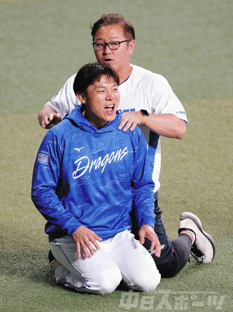 中日―ヤクルト　大島 chunichi.co.jp/article_photo_… 塚本Ｓ＆Ｃ（奥）からマッサージを受ける大島