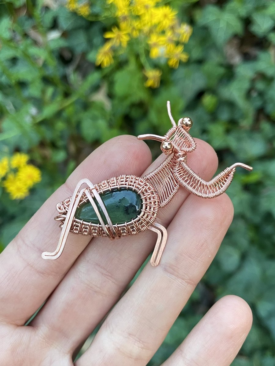 Quick work in progress pic of this praying mantis pendant 👽💚 such a neat lil guy