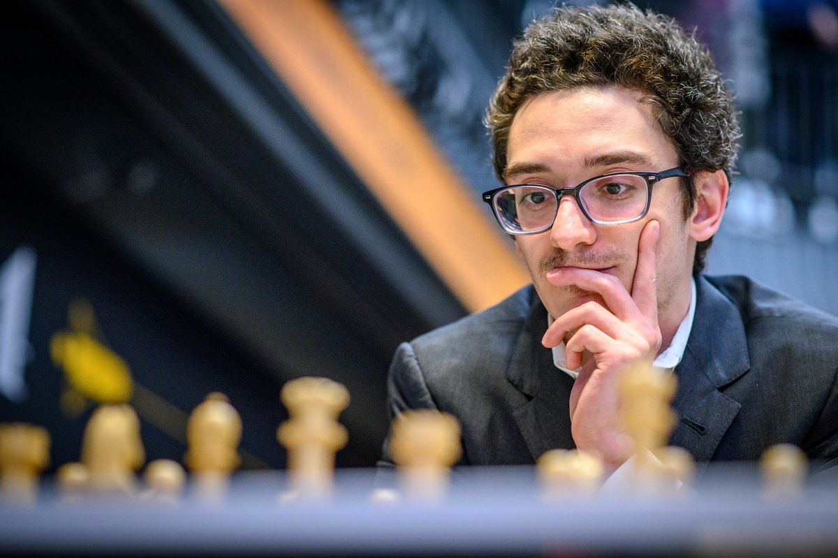 🇺🇸 Fabiano Caruana (2803) defeats 🇮🇳 Vidit Santosh Gujrathi (2727), and is now trailing the leaders by half a point. Round 12 #FIDECandidates 📷 Michal Walusza