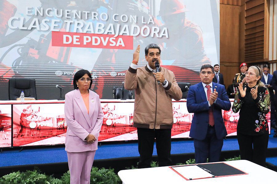 TellecheaRuiz's tweet photo. Pdte. @NicolasMaduro, cuente usted con la honestidad, la lealtad y el talento de toda la clase trabajadora petrolera y de este equipo gerencial para seguir consolidando la recuperación definitiva de PDVSA, con esfuerzo propio, venciendo los obstáculos de las sanciones criminales. https://t.co/Tphqzp1W1N