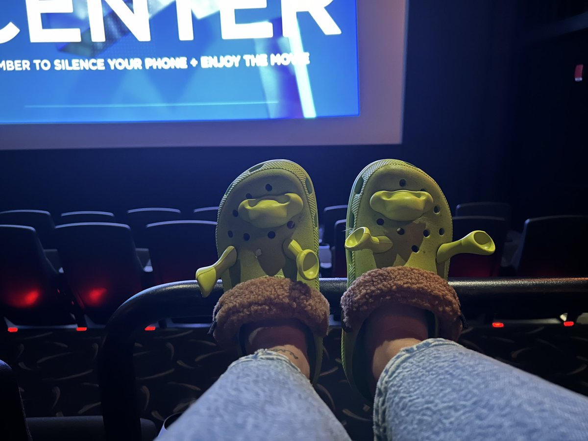 bajababbe's tweet photo. I was in yet another ideal situation the other day (seeing Shrek 2 on a big screen) https://t.co/Es8HnFYbXH