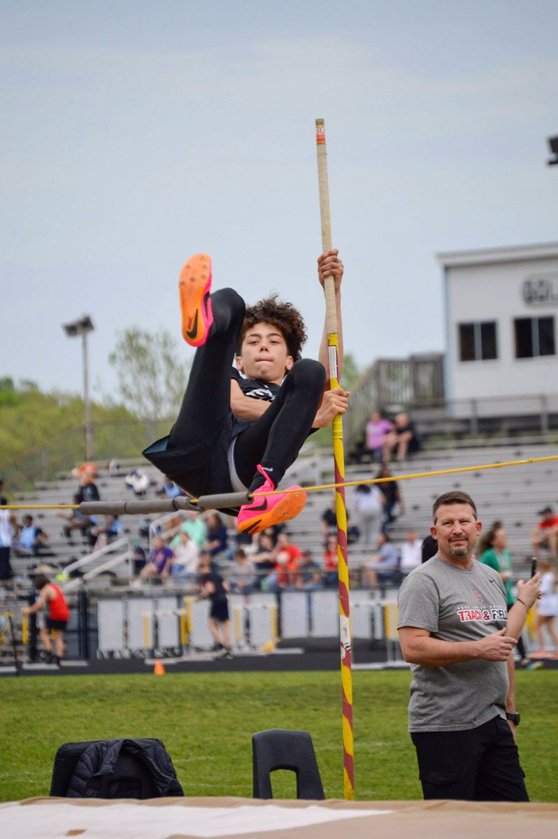 dsh_xo's tweet photo. My boy did so good for his first time pole vaulting yesterday. I’m so proud of him. 💛 https://t.co/c20556Q5wJ
