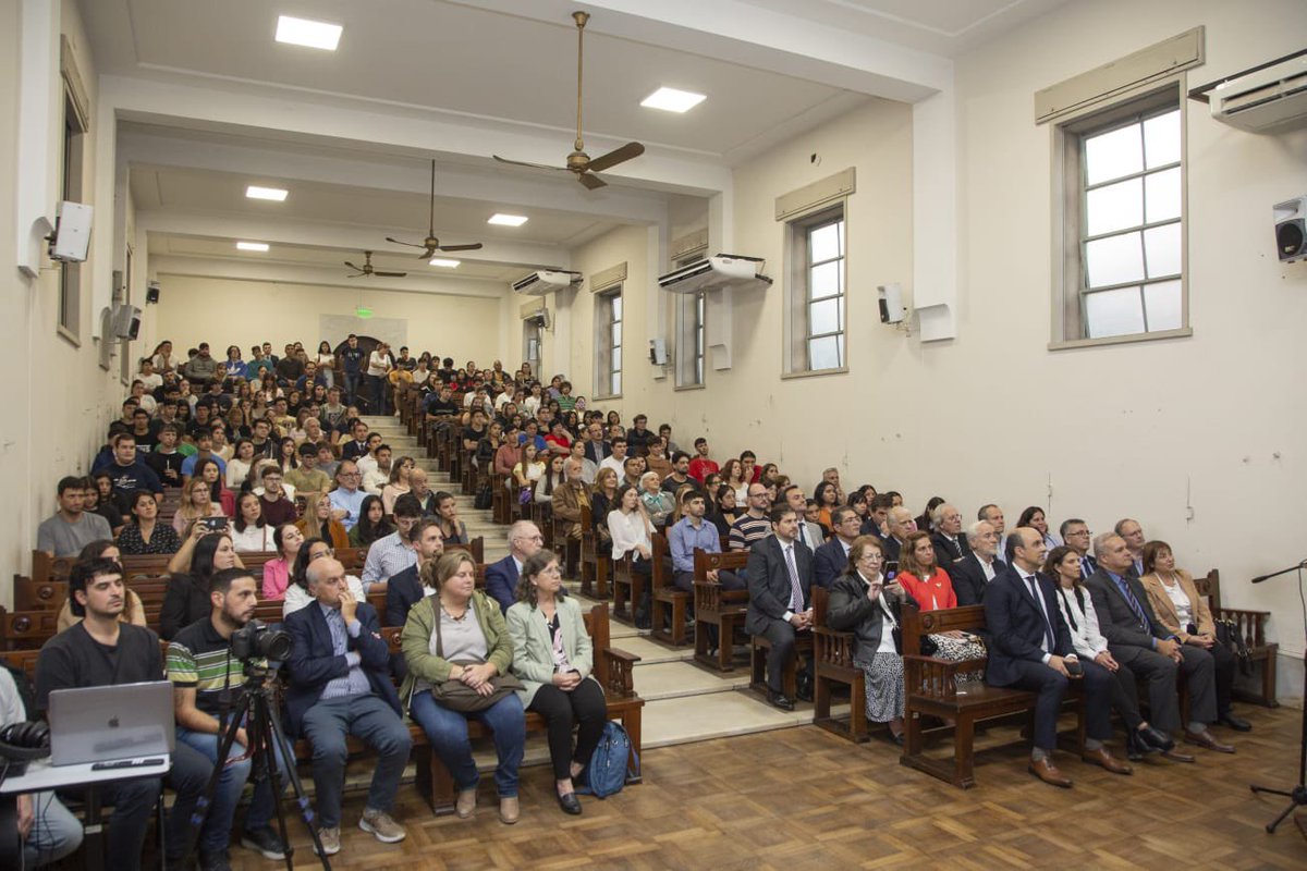 FCJS_UNL's tweet photo. Conferencia Pública del Dr. Alberto Dalla Vía: “El derecho a la democracia” 🗣️

➡️ En el Aula Alberdi del Edificio Histórico de la #FCJS, se llevó a cabo esta actividad en el marco de los 30 Años de la Reforma Constitucional. https://t.co/wPJ7d1R5KF