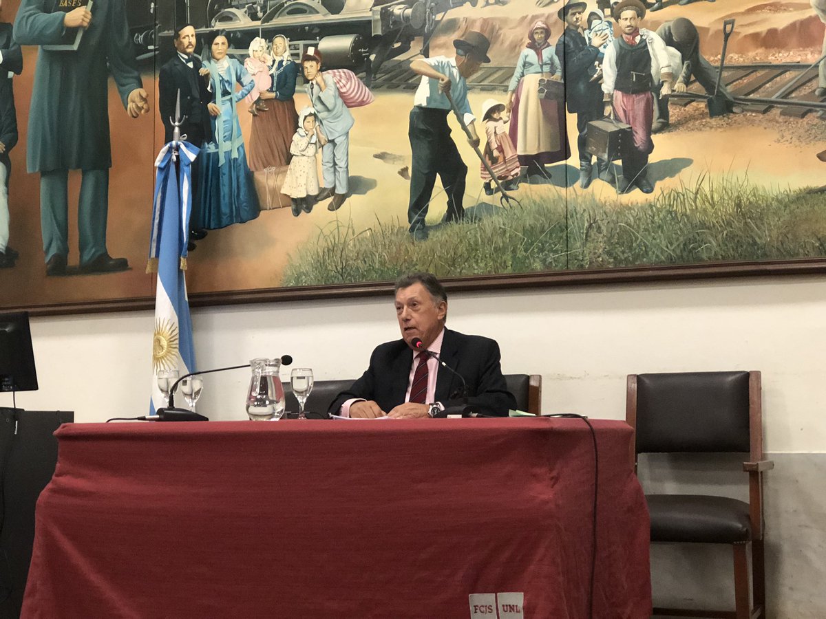 FCJS_UNL's tweet photo. Conferencia Pública del Dr. Alberto Dalla Vía: “El derecho a la democracia” 🗣️

➡️ En el Aula Alberdi del Edificio Histórico de la #FCJS, se llevó a cabo esta actividad en el marco de los 30 Años de la Reforma Constitucional. https://t.co/wPJ7d1R5KF