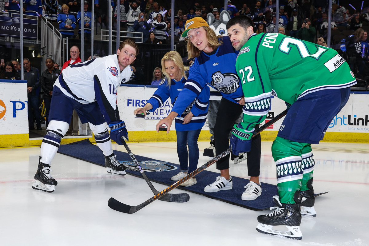 Thank you @MayorDeegan & @Trevorlawrencee for dropping the puck as we head into the Kelly Cup Playoffs, presented by @Dream_Finders 🏒