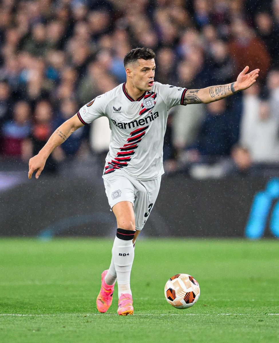 Futmax_io's tweet photo. Depois de um jogo emocionante entre Benfica e Olympique de Marseille, as SEMIS da Europa League estão definidas! ✅

Olympique de Marseille x Atalanta
Roma x Bayer Leverkusen

Quem você que vai pra final torcedor?! 👀🔥 https://t.co/NloNlm3RIq