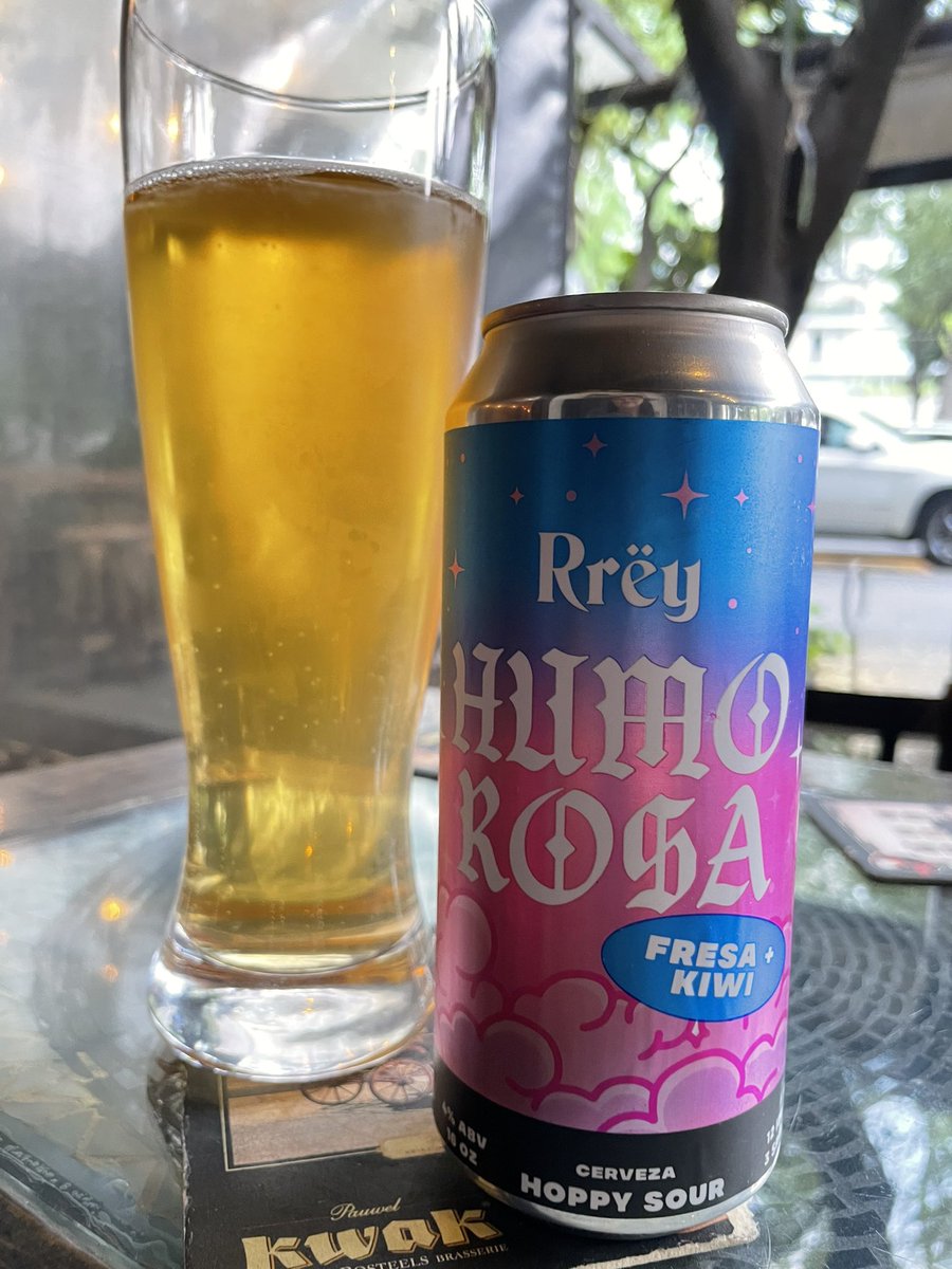 BayitaSwan's tweet photo. Y para responder a la pregunta obligada “¿Qué van a beber hoy?” de mi adorada @comoyescribo elegí la #HumoRosa la súper refrescante Hoppy Sour con fresa y kiwi de #CerveceriaRrëy porque conmemorativa y colaborativa al #8M y porque mi mujer con temple @carolinaragon es una fregona https://t.co/TV5Djs9Upi
