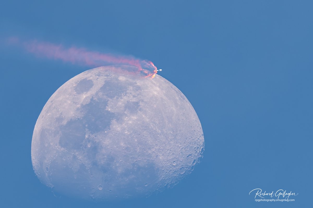 🚀I am just over the moon about this image!

📷 A SpaceX Falcon9 rocket carrying Starlink Group 6-53 launched from CCSFS LC40 at 6:42pm this evening and moment later intersected the moon creating this stellar moon transit.

#moon #rocketlaunch #APOD #natgeoyourshot @SpaceX…