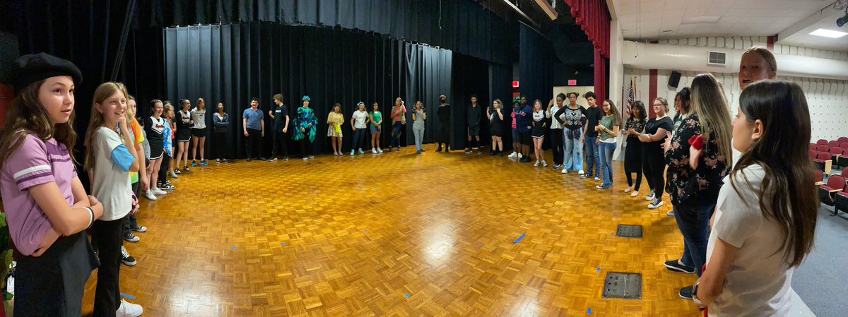 MsPenaRocks's tweet photo. What an AMAZING morning 🤩 I am so proud of my cast &amp; crew!! They put on the BEST performance for our local 5th graders!!! You should come check them out! Tonight and tomorrow night, doors open at 6:30pm &amp; show starts at 7pm. $5 entry. #smsroars @Smsvcs1 #VCSArts @CraigyFerg https://t.co/8Vt78OOm4Z