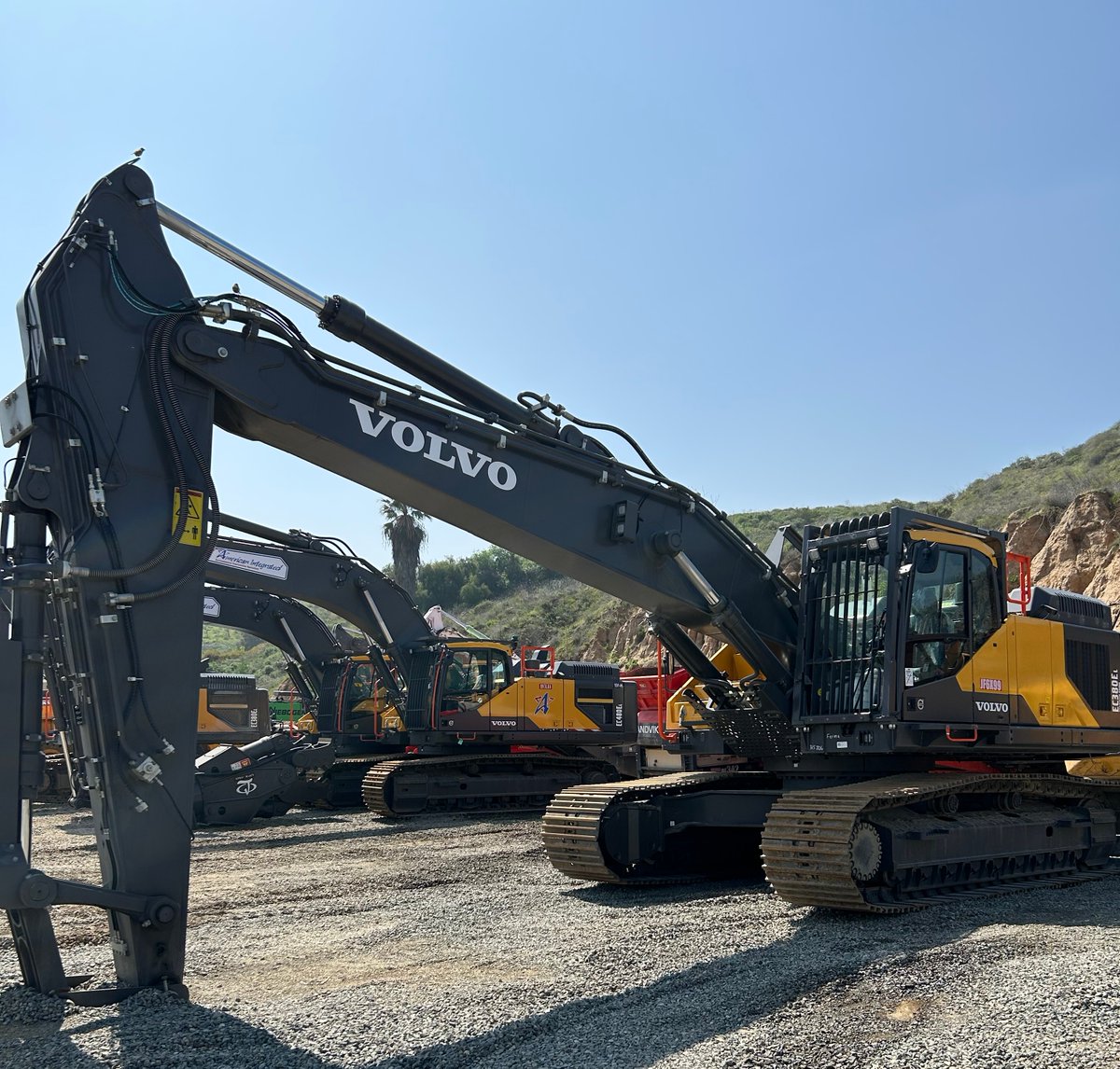 Which attachment would you put on our EC380 Excavator?

#volvoces #excavator #construction #constructionequipment #heavyequipment #explore #californiaconstruction