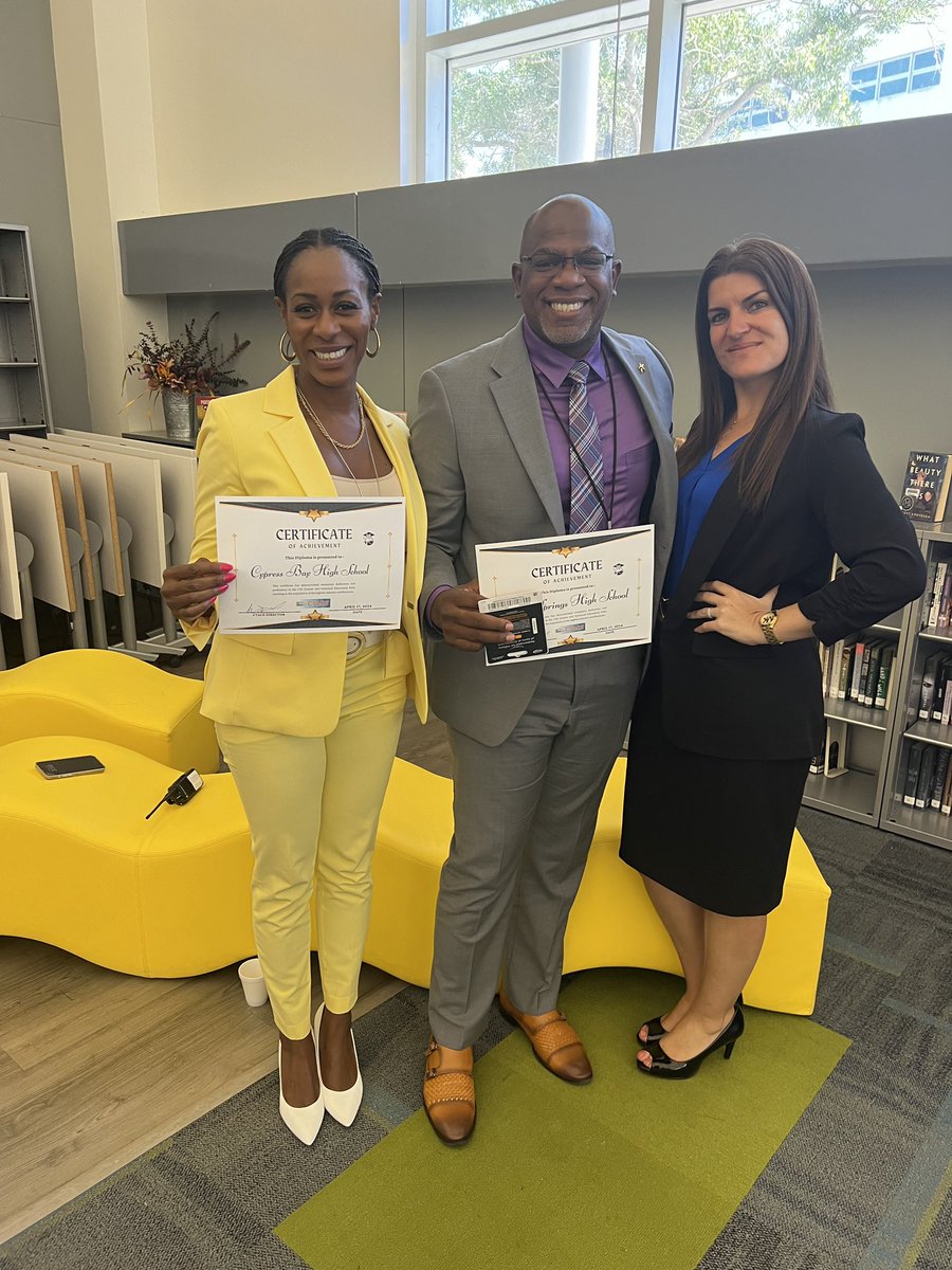 LOVED seeing & celebrating our colleagues at the high school principal’s mtg! Thank you to @PrincipalCBHS for hosting AND coming in 1st place for most industry certifications this year. Shout out to @Principal_CSHS for coming in 2nd place! #LeadershipMatters!