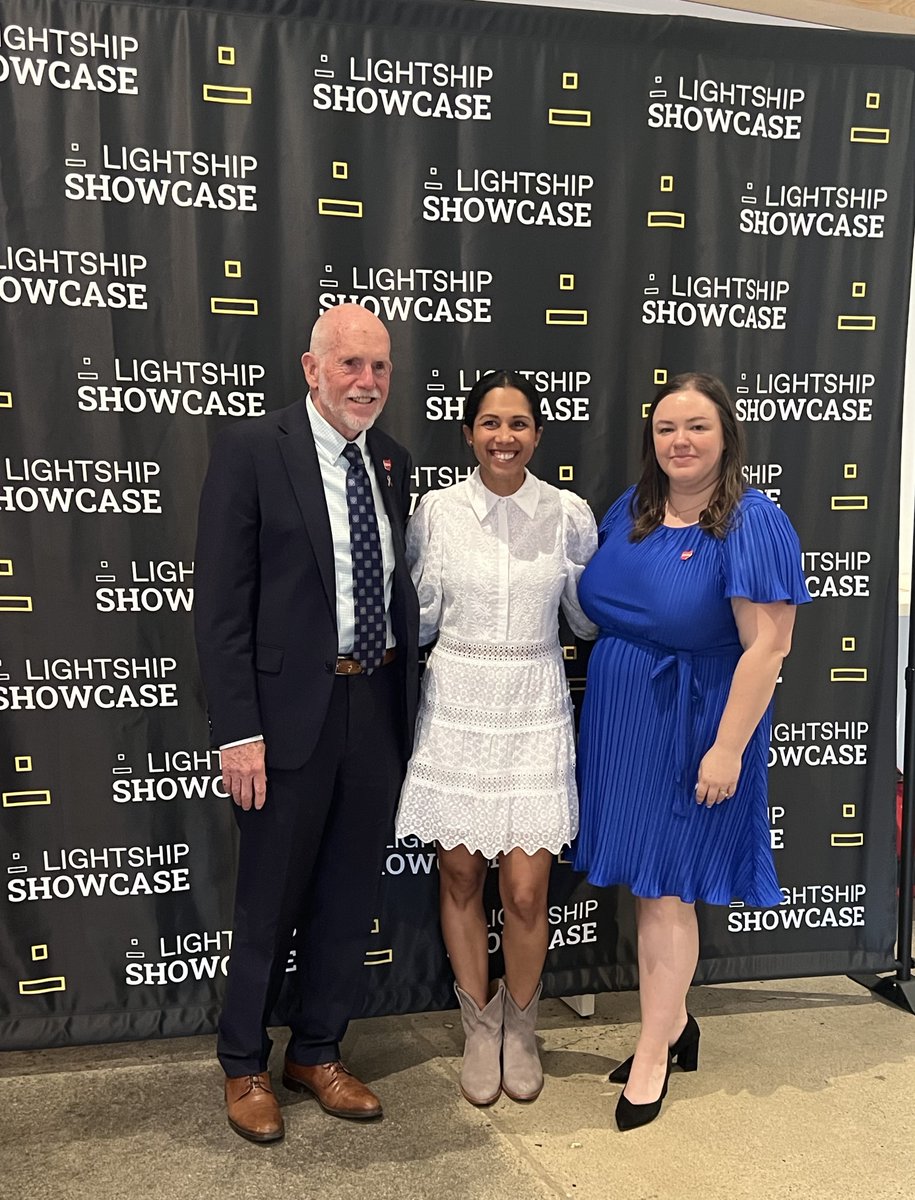 JobsOhio's tweet photo. Whatever your dream is, Ohio's here to help you achieve it. 💡

Skin by Brownlee &amp; Co., @Hyphenmade, Phenomenal Foods Co., Shift Shoes, and holm shared their stories of grit and passion at the @lightshipfound Showcase after completing the Lightship Bootcamp. #LightshipShowcase https://t.co/O2SOo225fC