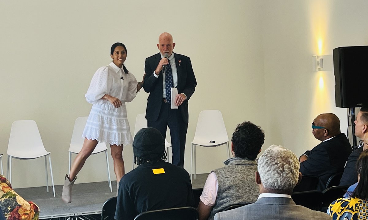 JobsOhio's tweet photo. Whatever your dream is, Ohio's here to help you achieve it. 💡

Skin by Brownlee &amp; Co., @Hyphenmade, Phenomenal Foods Co., Shift Shoes, and holm shared their stories of grit and passion at the @lightshipfound Showcase after completing the Lightship Bootcamp. #LightshipShowcase https://t.co/O2SOo225fC
