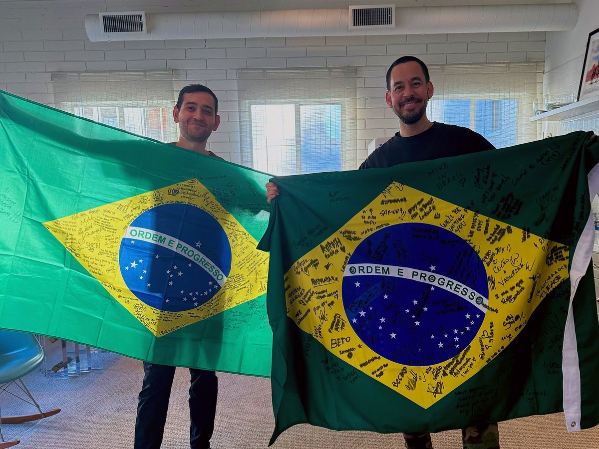 LPU and friends in Rio and São Paulo, Brazil celebrating the release of #Papercuts. Muito obrigado 🇧🇷

📸 @larissasav
📸 lamottafilmes