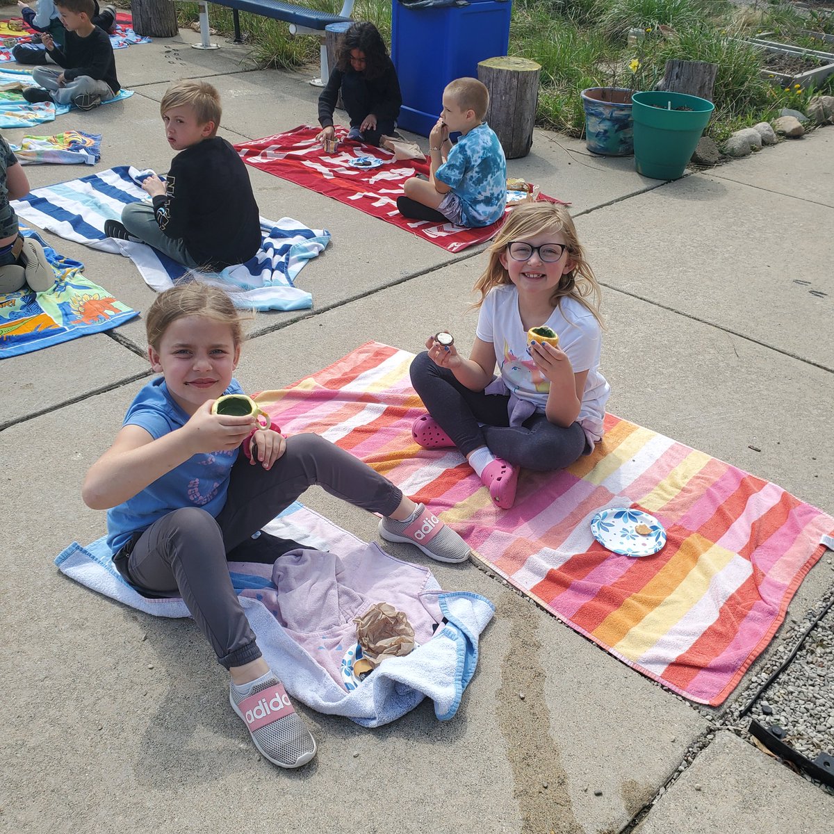 stark_kellie's tweet photo. Beautiful weather for a tea party with Ms. Pinto's class! @stark_kellie @CoolidgeCougars https://t.co/o1gVTcxp1m