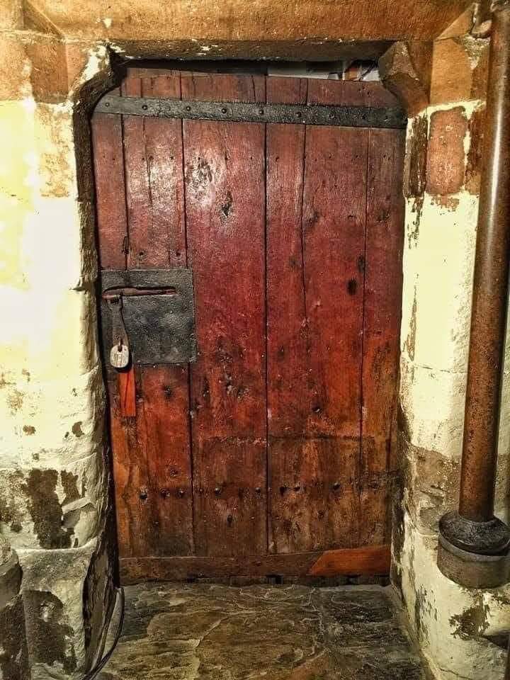 Esta porta de carvalho, dentro da Abadia de Westminster, em Londres, na Inglaterra foi construída durante o reinado de Eduardo, o Confessor, no ano de 1050. Continua funcionando normalmente, atrás dela há uma sala para guardar documentos antigos da abadia.