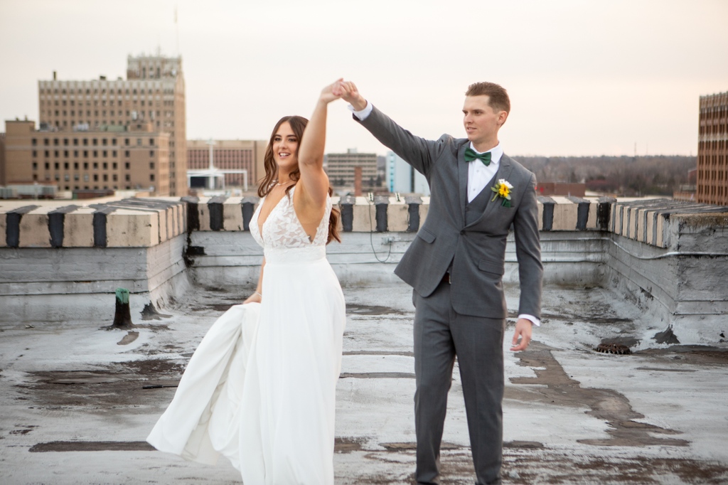 💖Detroit at golden hour is one our favorite places to be!📸
.
#weddingwire #modernbride #brides #weddingfashion #married #bride #realwedding #weddingphotographer #weddingphotography #weddingday #beautiful #groom #weddingdress #love #couple #rusticwedding #weddinggown