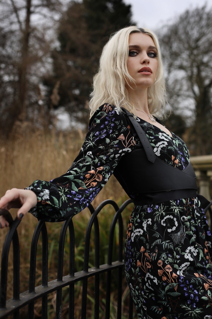 disturbiaco's tweet photo. Did we mention it has pockets? ๐ Suitable for every season, the Vesna midi dress works year round - ๐ฃ๐ถ๐ต it won't be around forever โจ๏ธ
https://t.co/FxFqdF17aY
#disturbiaclothing #softgoth #gothcottagecore #gothic https://t.co/o91VqqZ9ps