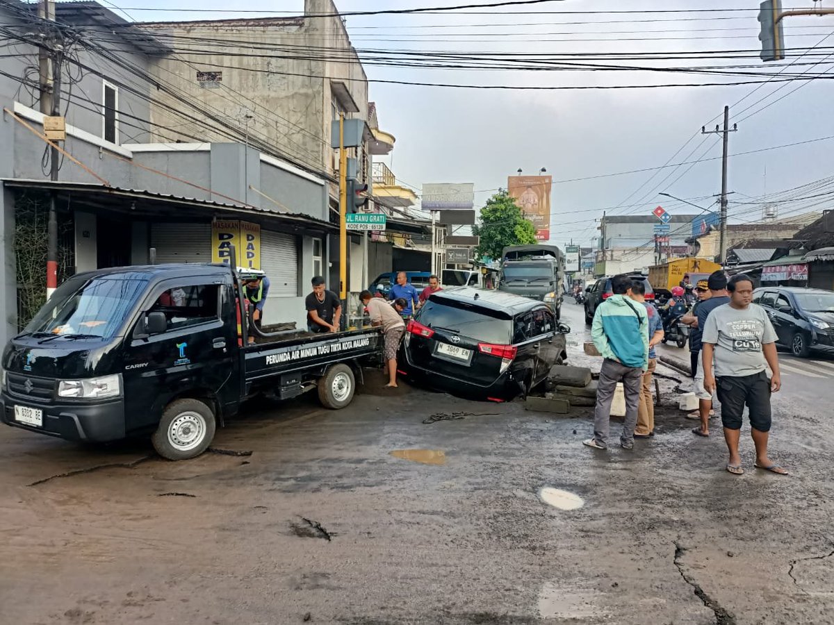 6.56 #infocg *Update kepadatan di Ranugrati*

Sekitar jam 4 pagi tadi (19/4) terjadi kebocoran pipa PDAM di simpang 4 Ranugrati, mengakibatkan bagian dalam aspal terkikis akibat genangan air sehingga ambles. Kebetulan ada satu mobil melintas sehingga terperosok.