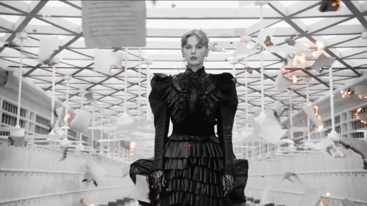 taylorswiftbr's tweet photo. TAYLOR SWIFT. https://t.co/yKtLeEsXJg