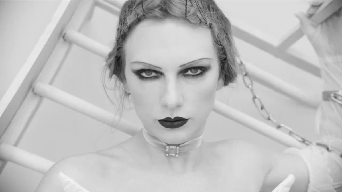 taylorswiftbr's tweet photo. TAYLOR SWIFT. https://t.co/yKtLeEsXJg