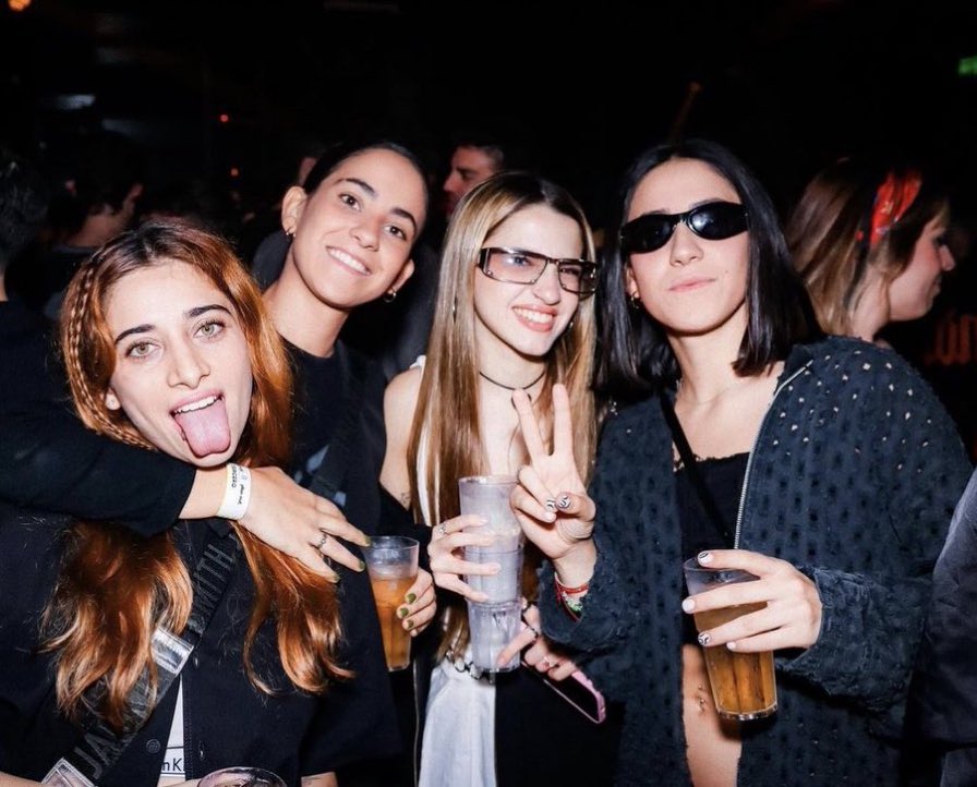 brisa era el mesero o porque tenia tantos vasos