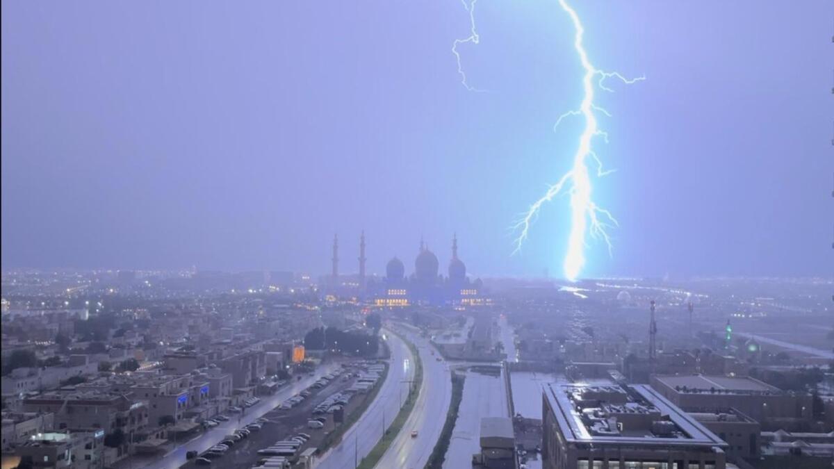 “Sollu Fi Rihalikum ! – Solatlah Kamu di Rumahmu ! 

Tular di media sosial semalam keadaan situasi di Dubai yang pada ketika ini sedang dilanda banjir dan ribut yang sangat menakutkan.