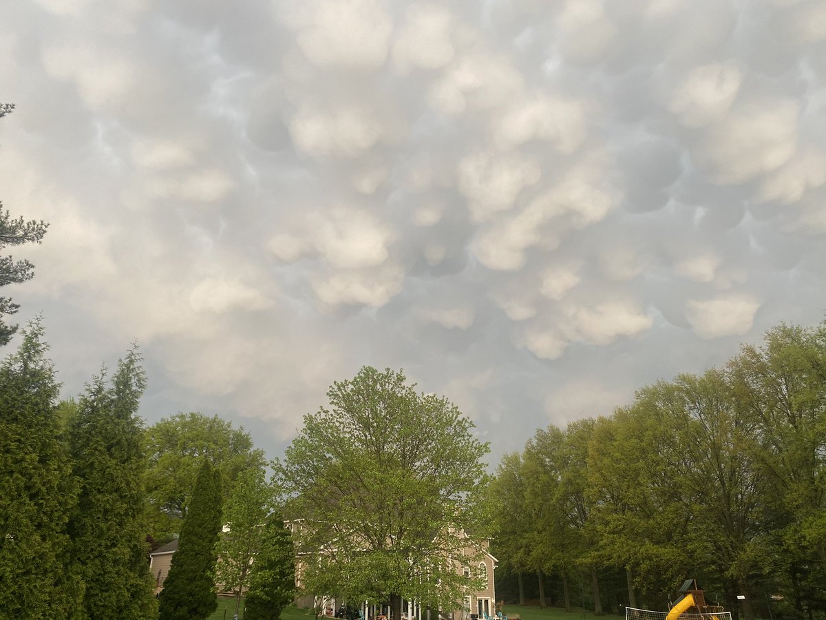 bluebirdfeeder's tweet photo. @scottontvKSDK Unusual clouds in Glen Carbon at 7pm. https://t.co/YvoTBXEtr4