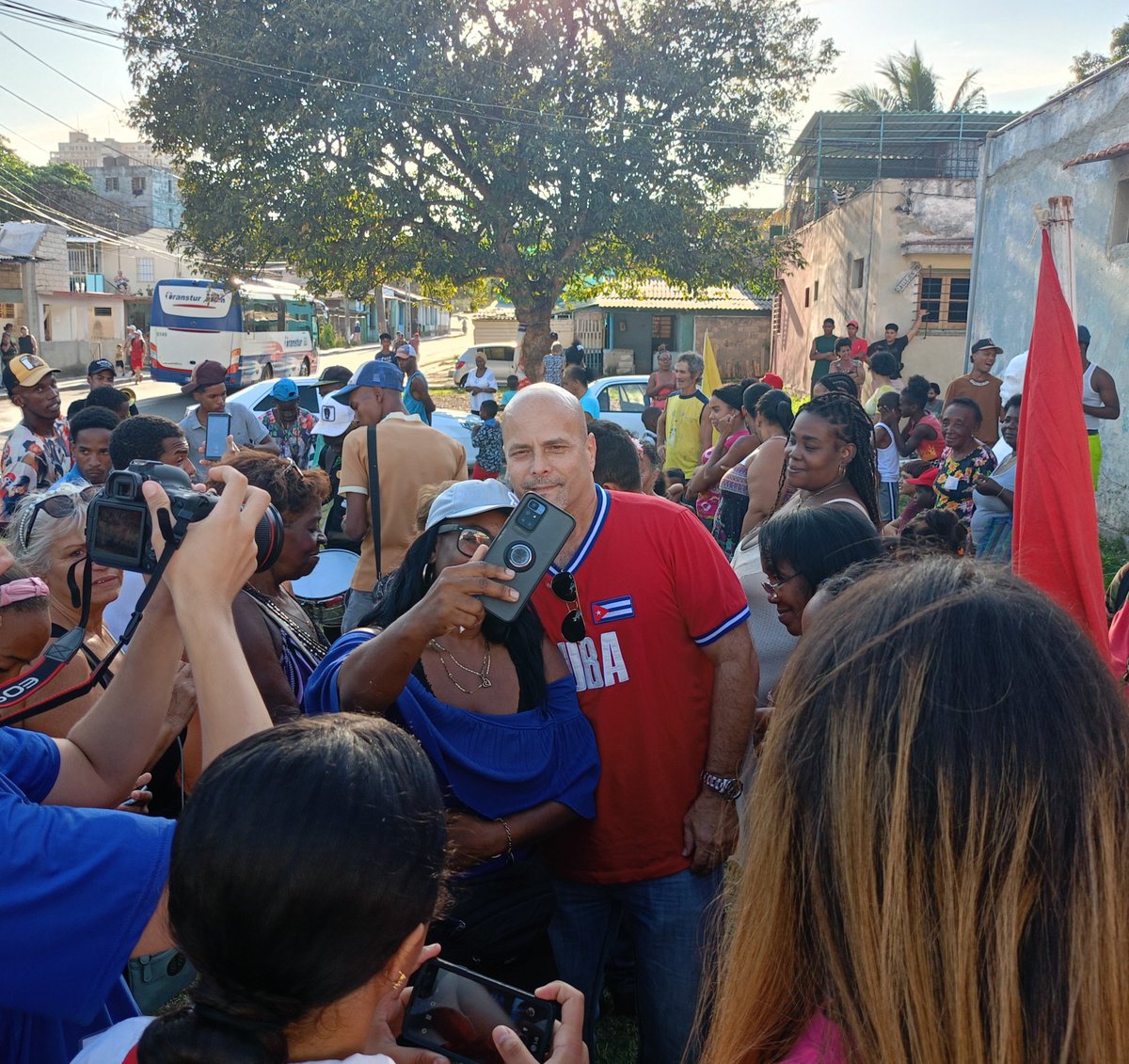 Estamos en el barrio Zaldo, del Cerro, donde dejaremos constituido un Destacamento de Vigilancia Popular Revolucionaria para proteger la comunidad, y tendremos un Barrio-Debate sobre el flagelo de las drogas. #Cuba #CDRCuba #SomosDelBarrio