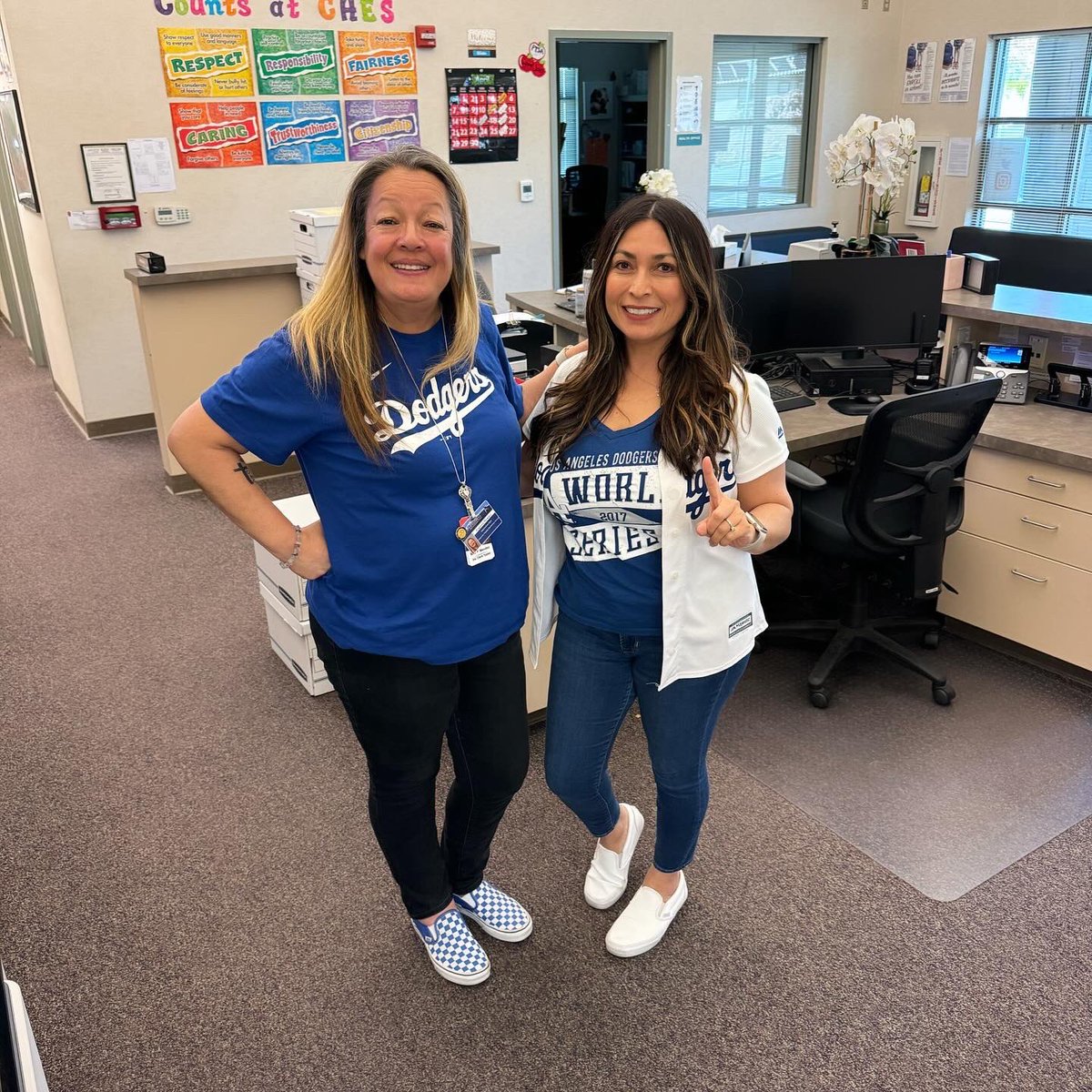 SarahServesEDU's tweet photo. The admin building hosted a hot dog bar for our staff today🌭!  Dodger Dogs anyone?⚾️💙🤍

#hotdogbar #DodgerDogs #ITFDB #teamwork https://t.co/jlLg8rdzdQ