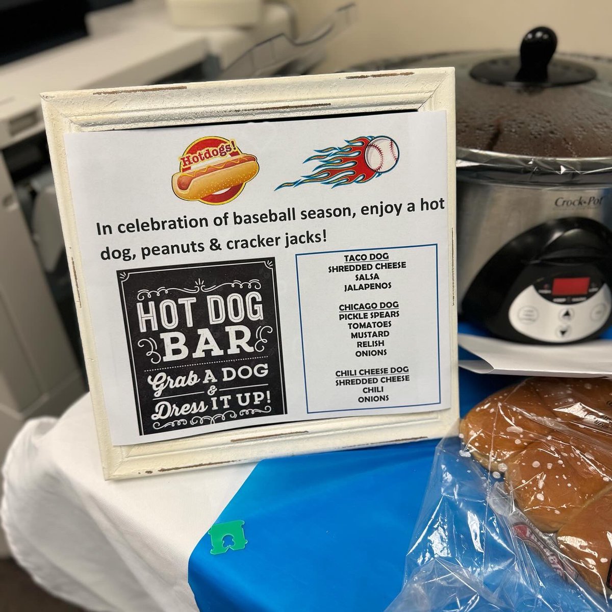 SarahServesEDU's tweet photo. The admin building hosted a hot dog bar for our staff today🌭!  Dodger Dogs anyone?⚾️💙🤍

#hotdogbar #DodgerDogs #ITFDB #teamwork https://t.co/jlLg8rdzdQ