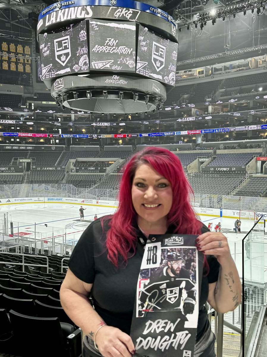 @LAKings fans, we have signed mini banners for sale tonight at the booth just outside of section 117. All proceeds go to @WeAreAllKings #8 #11  #22 #24 #55