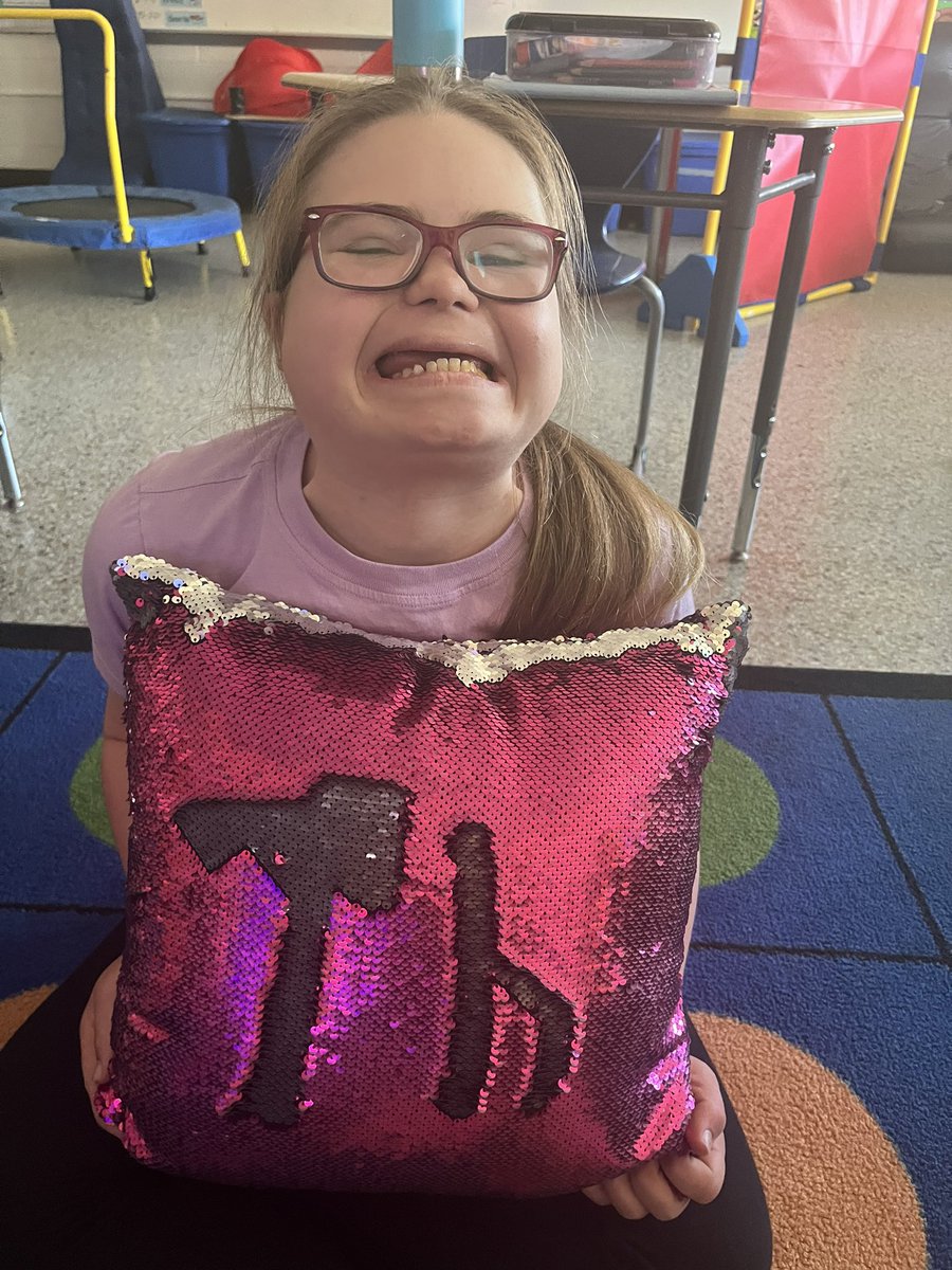AstrosAAF's tweet photo. #THankfulTHursday is for TH #digraphs 
#literacy
#SpecialEducation 
#teamAAF 
The sequin pillow can be a distraction…or it can be a tool for learning! @SeeDotWilson @AlantonAstros https://t.co/H3WKzaqZzW