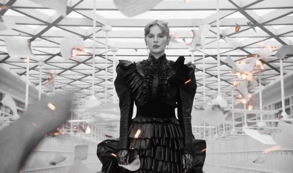 PopBase's tweet image. Taylor Swift in the music video to ‘Fortnight.’