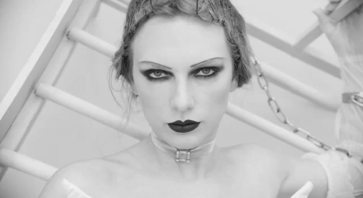 PopBase's tweet image. Taylor Swift in the music video to ‘Fortnight.’