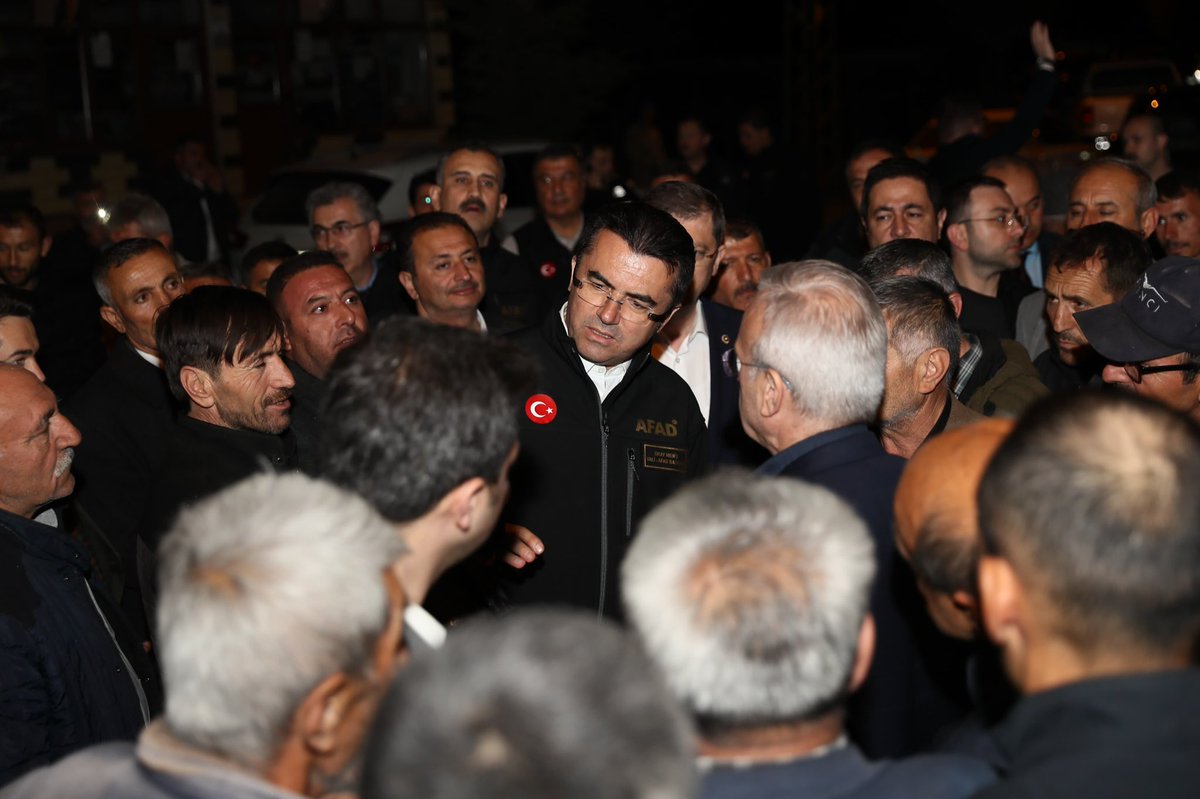 AFADBaskanlik's tweet photo. 📍 Tokat

İçişleri Bakan Yardımcımız Sn. @munirkaraloglu,  #AFAD Başkanımız Vali Sn.Okay MEMİŞ, Tokat Valimiz Sn.@numanhatipoglu depremden etkilenen il merkezi, ilçe ve kırsal bölgelerde incelemelerde bulundu.

Depremin ilk anından itibaren ilgili tüm kurumlarımız ile birlikte çalışmaları aralıksız sürdürüyoruz.

▪️ Geçici ve acil barınma için bölgeye çadır sevki gerçekleştirildi.

▪️ İlgili kurumlarımız tarafından hasar ve zarar tespit çalışmalarına başlandı.

Devletimizin tüm imkanları ve kurumları ile Milletimizin yanındayız. 🇹🇷