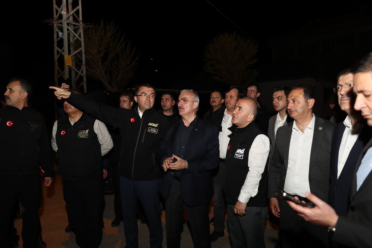 AFADBaskanlik's tweet photo. 📍 Tokat

İçişleri Bakan Yardımcımız Sn. @munirkaraloglu,  #AFAD Başkanımız Vali Sn.Okay MEMİŞ, Tokat Valimiz Sn.@numanhatipoglu depremden etkilenen il merkezi, ilçe ve kırsal bölgelerde incelemelerde bulundu.

Depremin ilk anından itibaren ilgili tüm kurumlarımız ile birlikte çalışmaları aralıksız sürdürüyoruz.

▪️ Geçici ve acil barınma için bölgeye çadır sevki gerçekleştirildi.

▪️ İlgili kurumlarımız tarafından hasar ve zarar tespit çalışmalarına başlandı.

Devletimizin tüm imkanları ve kurumları ile Milletimizin yanındayız. 🇹🇷