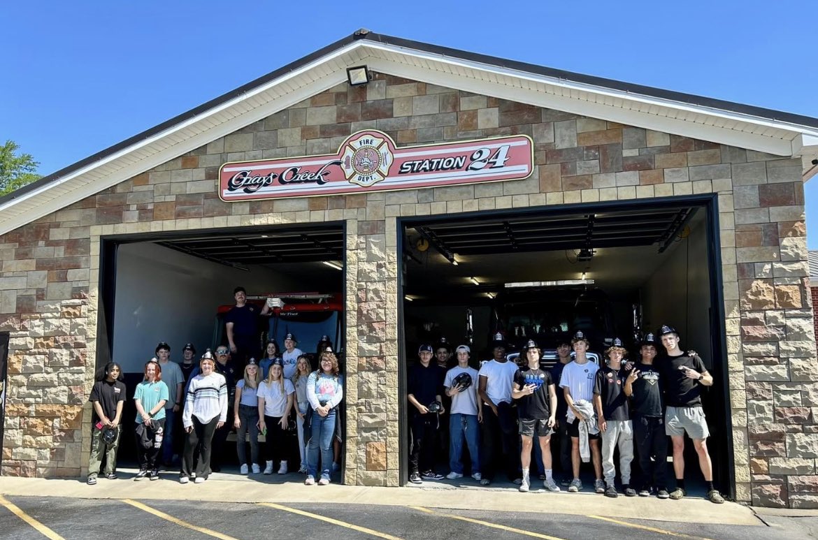 Thank you Gray’s Creek Gray's Creek Fire Department Station 24 for hosting our BEARS today! They were able to learn first hand the importance of fire safety and a glimpse in a Firefighters life. @CumberlandCoSch @cte_ccs @tanekaewilliams @chip_lucas @MsTHill70 @lindsaywhitley