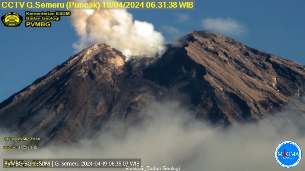 Terjadi erupsi G. Semeru pada hari Jumat, 19 April 2024, pukul 06:30 WIB. Tinggi kolom letusan teramati ± 500 m di atas puncak (± 4176 m di atas permukaan laut). Kolom abu teramati berwarna putih hingga kelabu dengan intensitas sedang ke arah selatan.