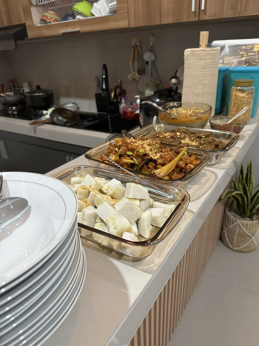 Ketika sudah di penghujung TM 2, jadi pendingan selama puasa dan lebaran, masih sempat ngide masak buat open house sampe buat bekel ngantor disaat tangan lagi perlu fisioterapi seminggu sekali. Tenaga dari mana ini??