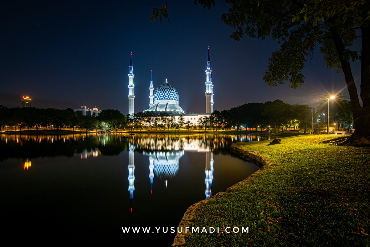 Masjid Shah Alam waktu waktu matahari terbenam.