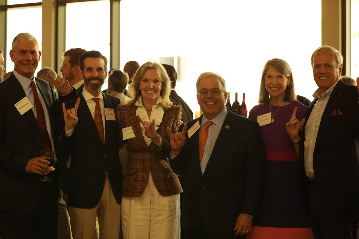 UTMcCombsAlumni's tweet photo. McCombs School of Business welcomed members of the Dean’s Advisory Council to a reception and dinner ahead of Friday’s Dean’s AC meetings and lunch. They received a first-hand look at the proposed new Mulva Hall building through a virtual reality experience. #UTMcCombs https://t.co/XGl0Itl9dT